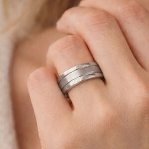 NWOT Size 7 Titanium plated beveled edge band, ring